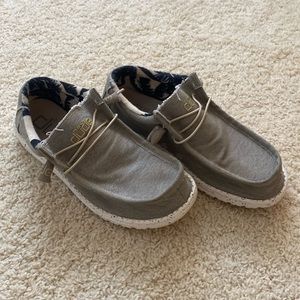 Used Hey Dude Mens Canvas Shoes- men’s size 10, Tan